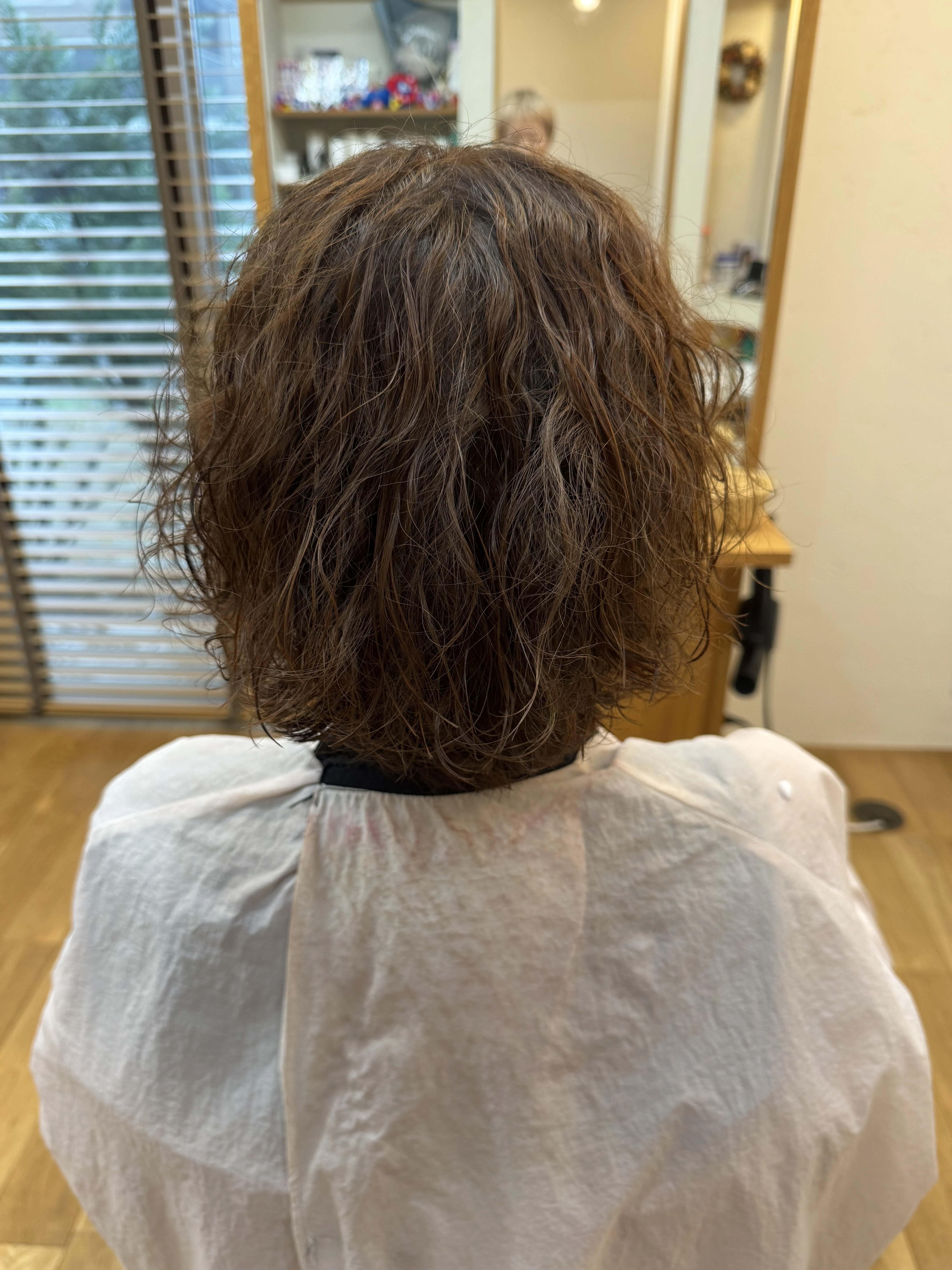 夏の風を纏う、あなたの美しさを引き立てる自然派パーマ