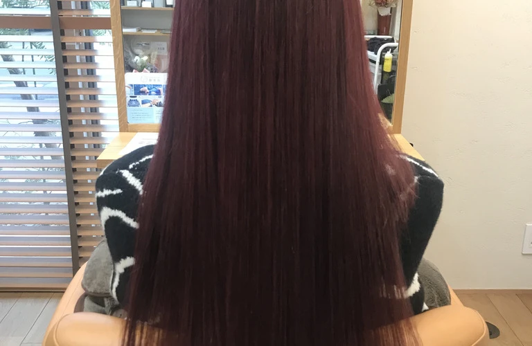 透明感あふれる美しいヘアスタイルで魅了する